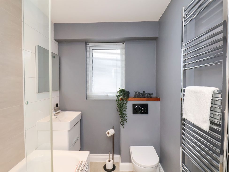 A bathroom with a shower, sink, and toilet at Postman’s Lodge in Great Ayton