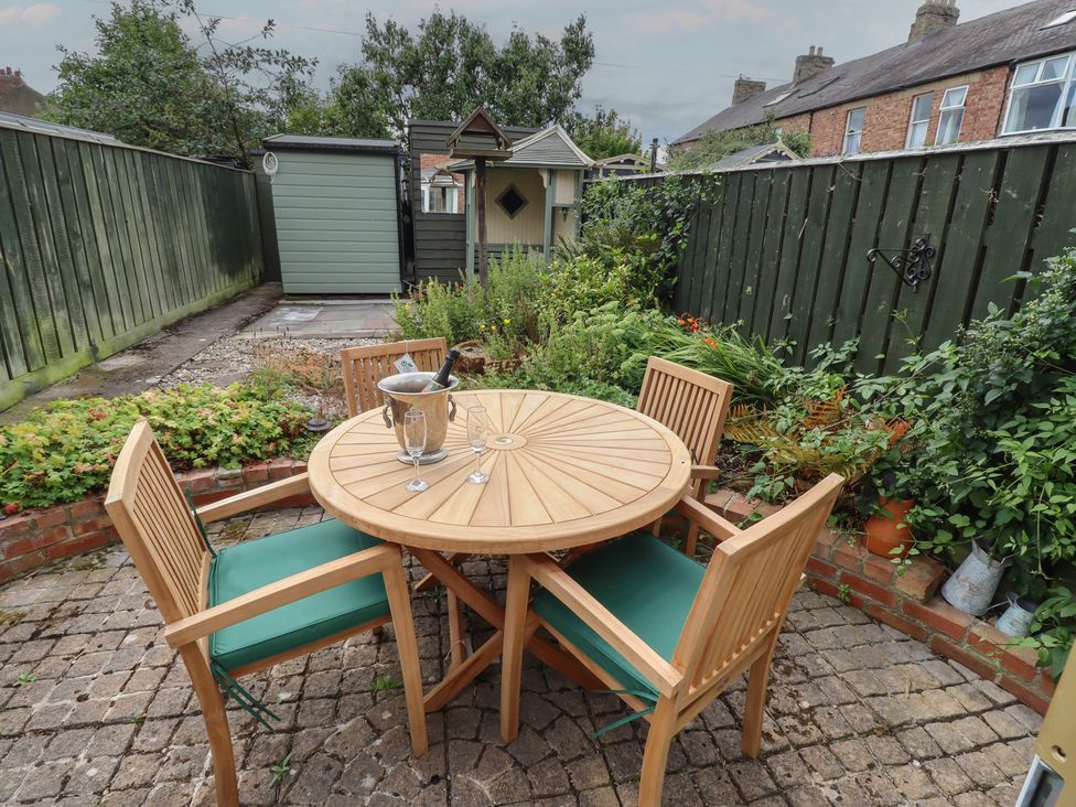 A garden with a table and chairs at 5 Jackson Terrace Morpeth