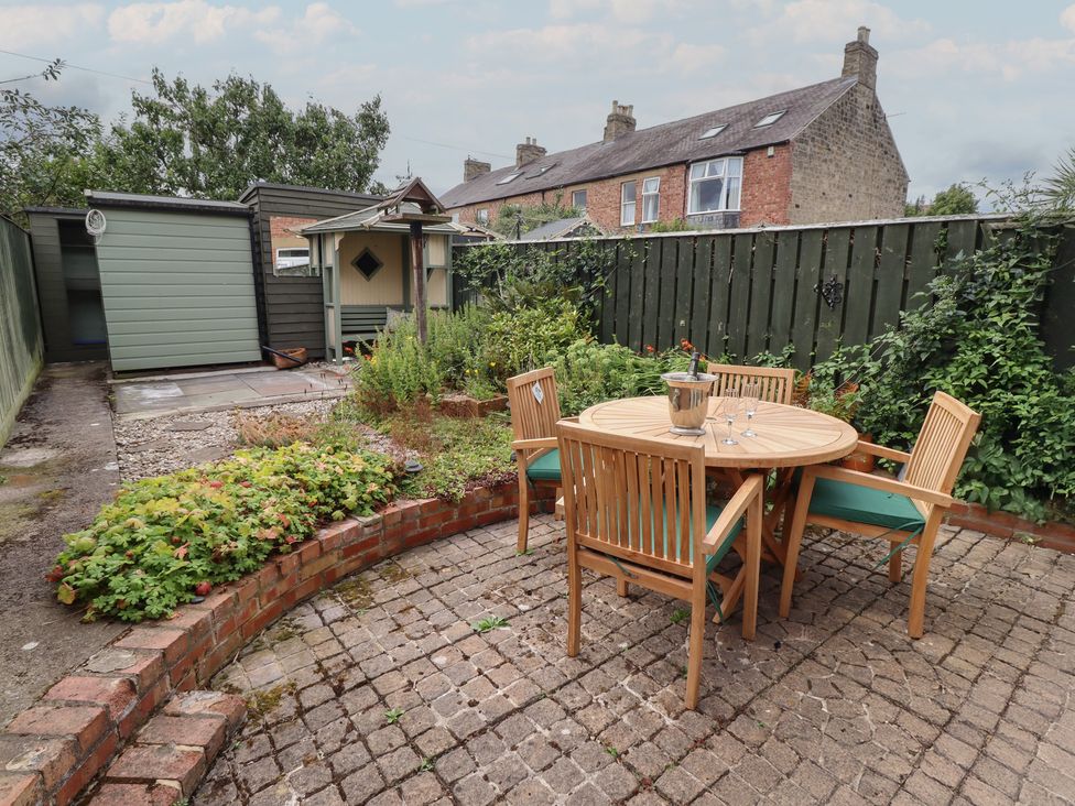 A garden with a table and chairs at 5 Jackson Terrace in Morpeth