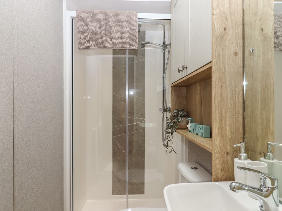 A bathroom with shower, sink and toilet at Maple Lodge Teigngrace near Kingsteignton
