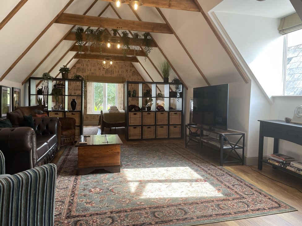 A living room with a sofa and coffee table at Queensbury Loft in Par