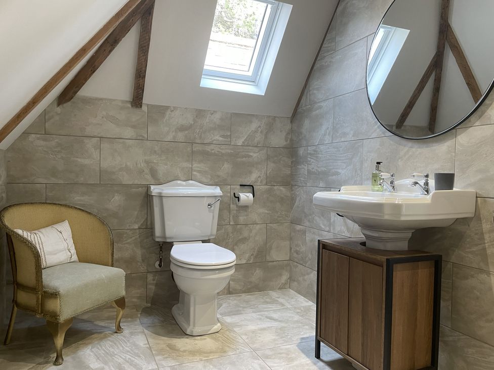 A bathroom with a toilet and washbasin at Queensbury Loft in Par
