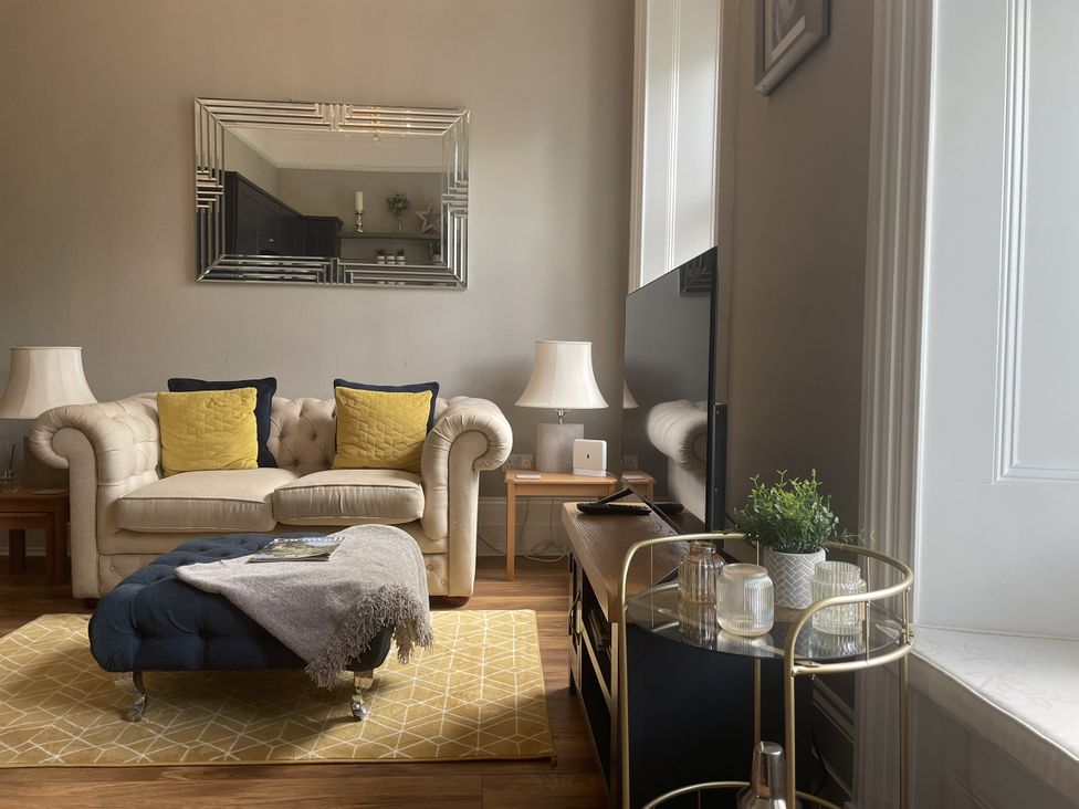 A living room with a sofa and coffee table at DeCressy Apartment in Par