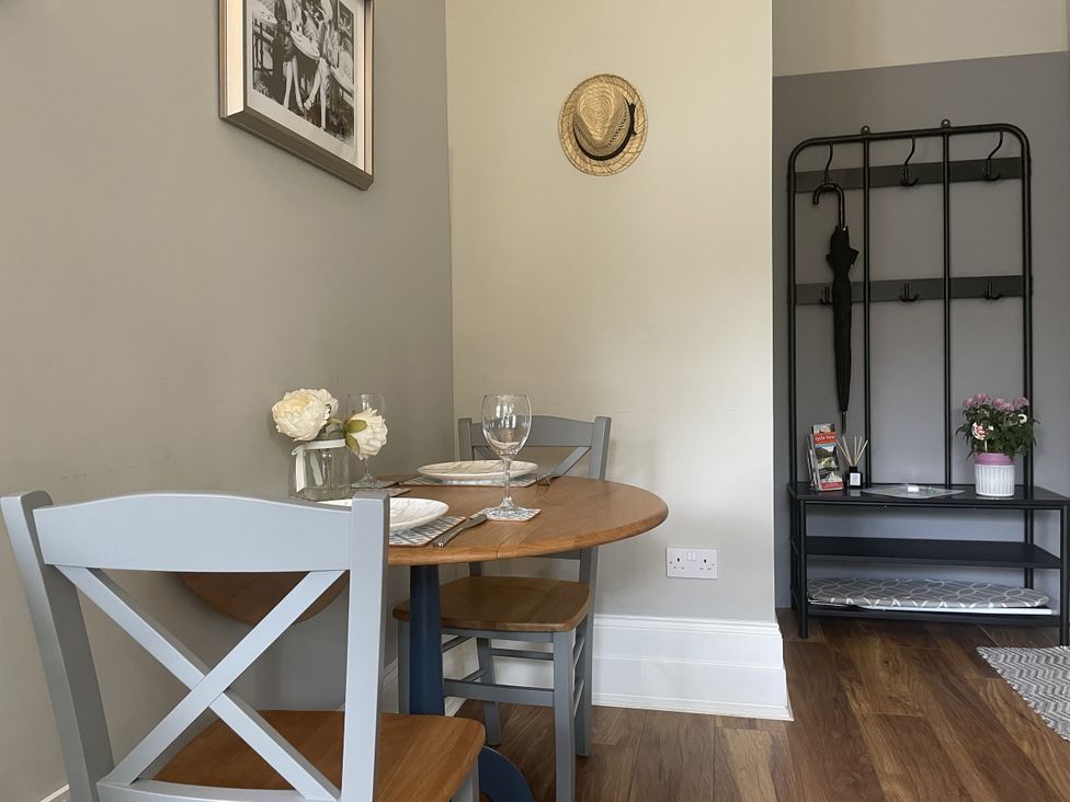 A dining area with a table and chairs at DeCressy Apartment in Par
