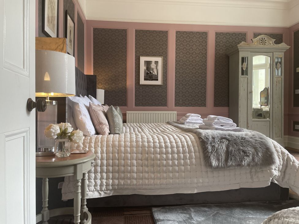 A bedroom with a bed and nightstand at DeCressy Apartment Par