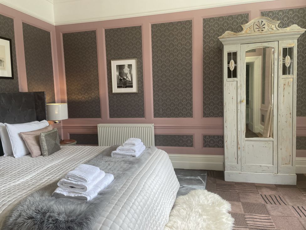 A bedroom with a bed and wardrobe at DeCressy Apartment in Par