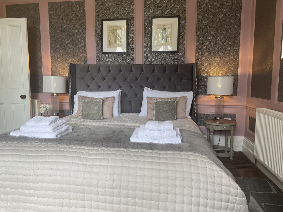 A bedroom with a bed and bedside table at DeCressy Apartment in Par