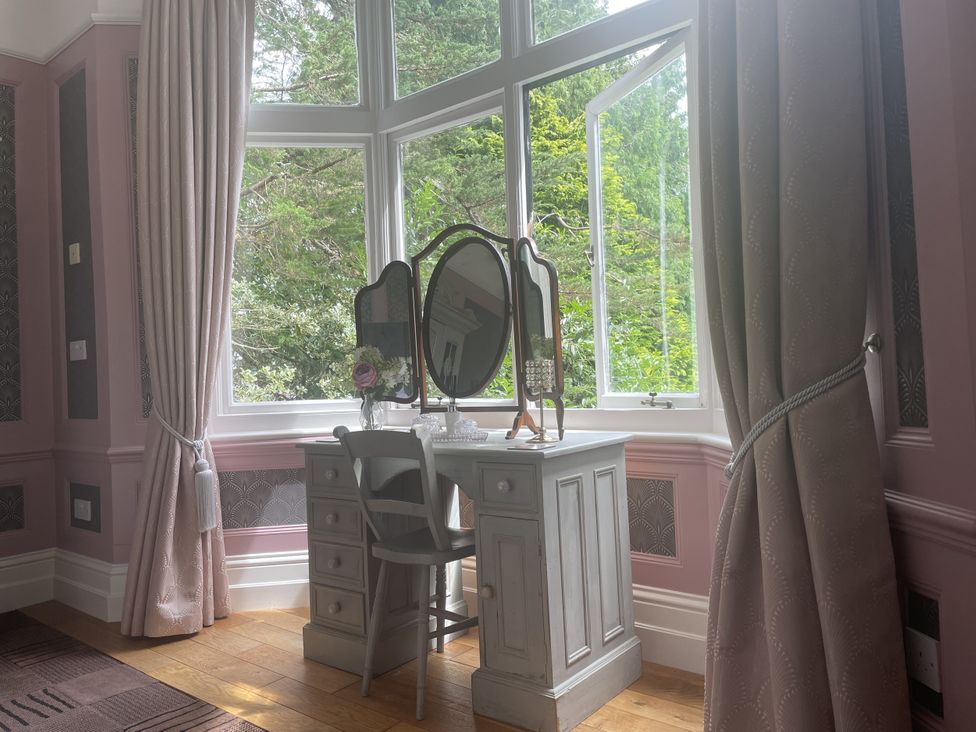 A bedroom with a vanity table and mirror at DeCressy Apartment in Par
