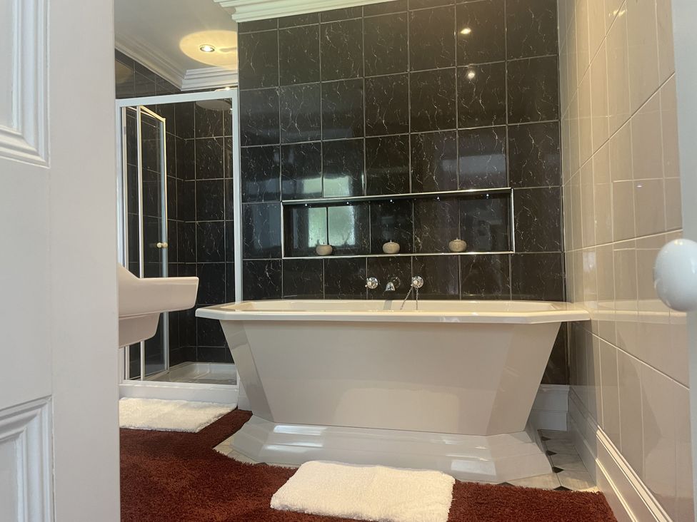 A bathroom with a bathtub and shower at DeCressy Apartment in Par
