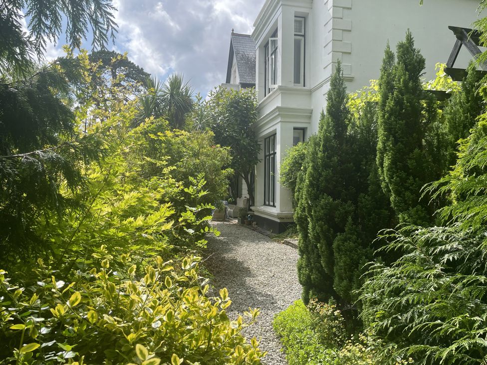 A garden with a path and various plants at DeCressy Apartment in Par