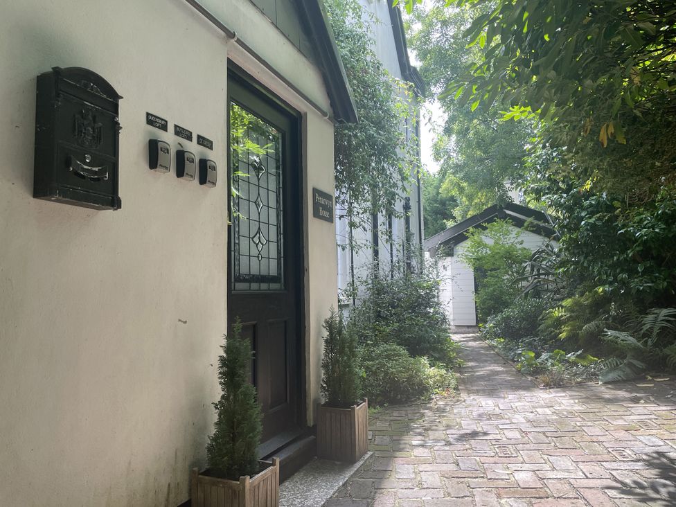 An entrance with a door and mailbox at DeCressy Apartment in Par