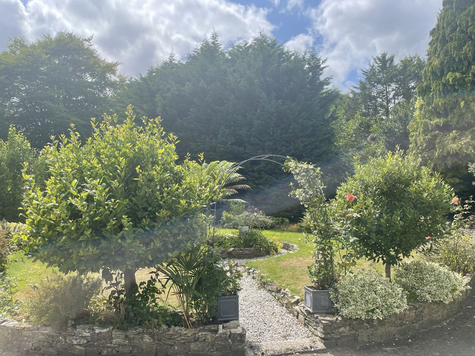 A garden with trees and flower beds at DeCressy Apartment in Par