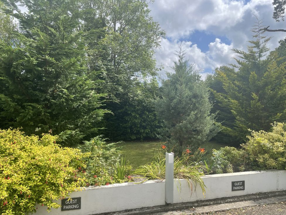 A garden with trees and flowerbed at DeCressy Apartment in Par