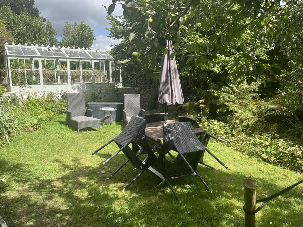 A garden with chairs and a table at DeCressy Apartment in Par