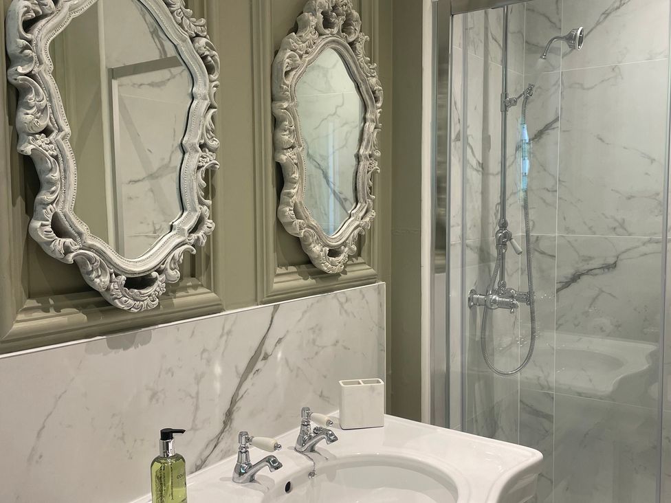 A bathroom with sinks and mirrors at Garden Apartment in Par