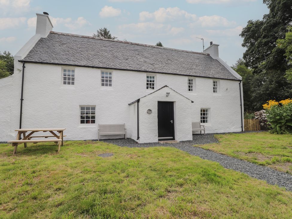 An exterior view of a house with a garden at Sron Dubh in Achnasheen