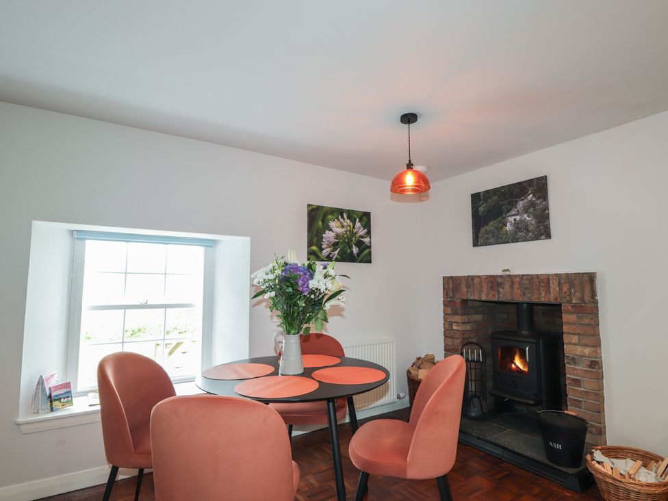 A dining room with a table and chairs at Sron Dubh Achnasheen