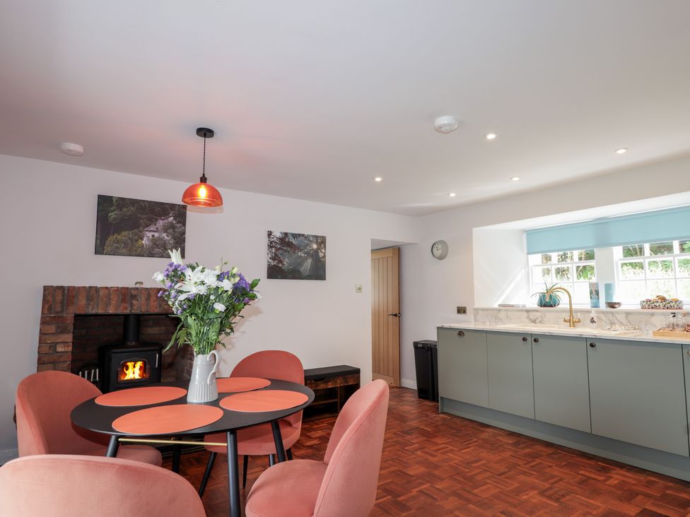 A dining room with a table and chairs at Sron Dubh in Achnasheen