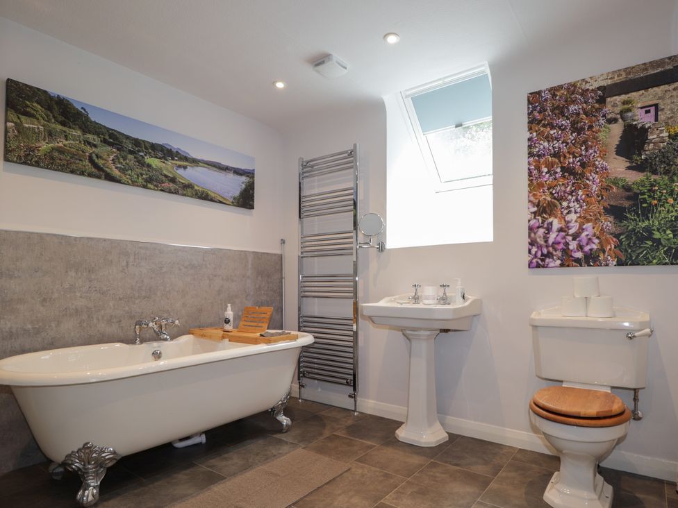 A bathroom with a bathtub toilet and sink at Sron Dubh Achnasheen