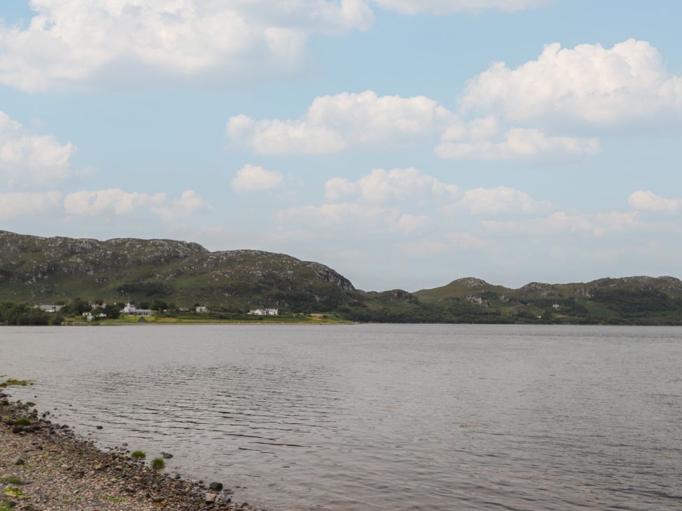 A lake with mountains and houses at Sron Dubh Achnasheen