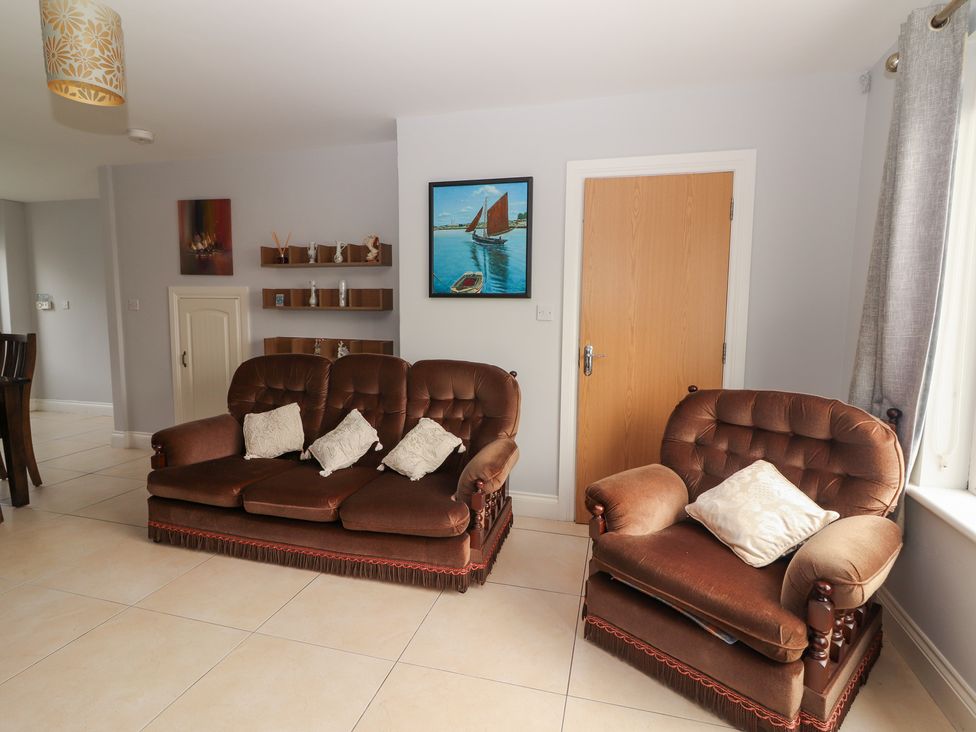 A living room with a sofa and armchairs at 1 Windermere in Kinvarra