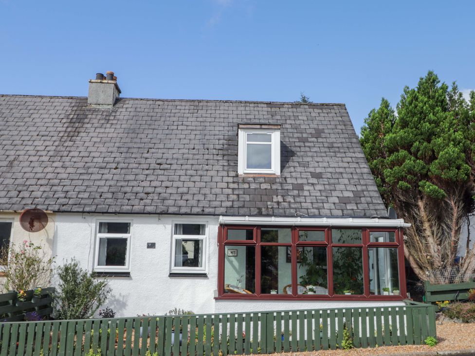A house with a conservatory and garden at The Highlander in Dornie