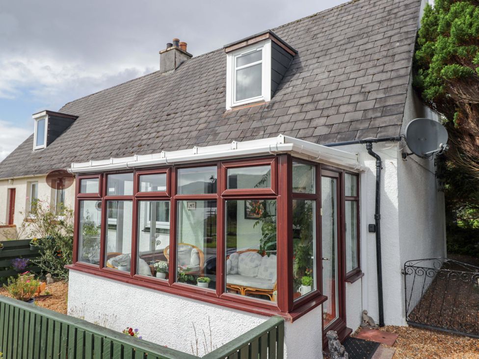 A house with a conservatory and garden at The Highlander in Dornie