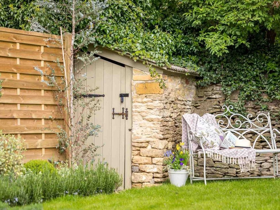 A garden with a shed and a bench at Lavender Cottage (Stow-on-the-Wold) Cheltenham
