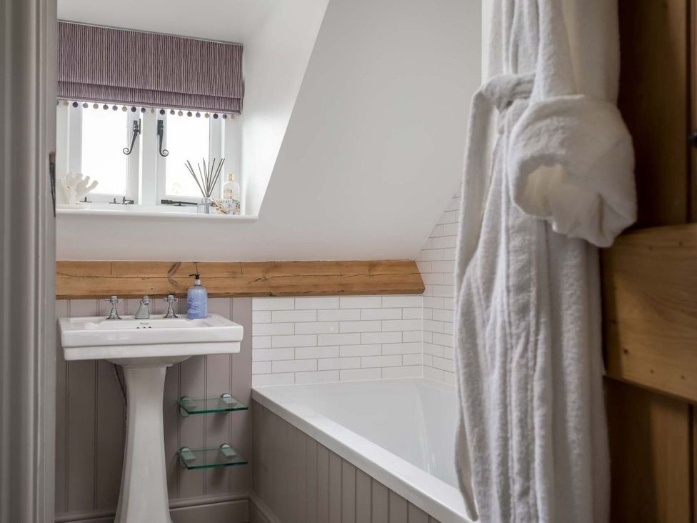 A bathroom with a sink and bathtub at Lavender Cottage (Stow-on-the-Wold) Cheltenham