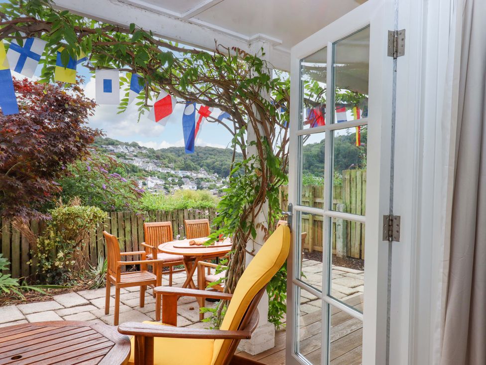 An outdoor area with a table and chairs at The Porthole in Newton Ferrers