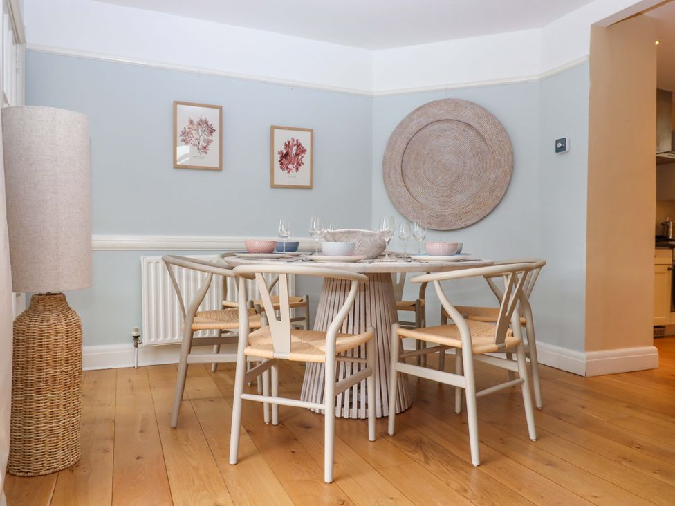 A dining room with a table and chairs at The Porthole in Newton Ferrers