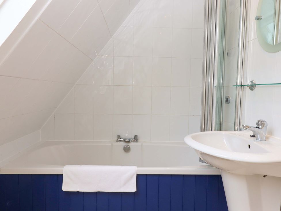 A bathroom featuring a bathtub and sink at The Porthole in Newton Ferrers