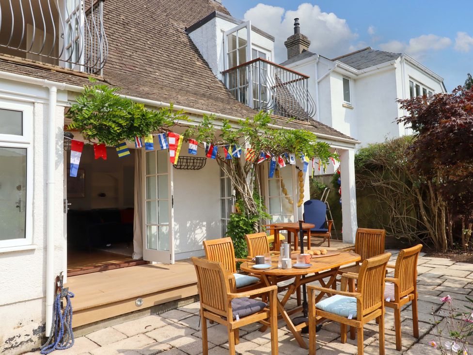 An outdoor dining area with table and chairs at The Porthole in Newton Ferrers