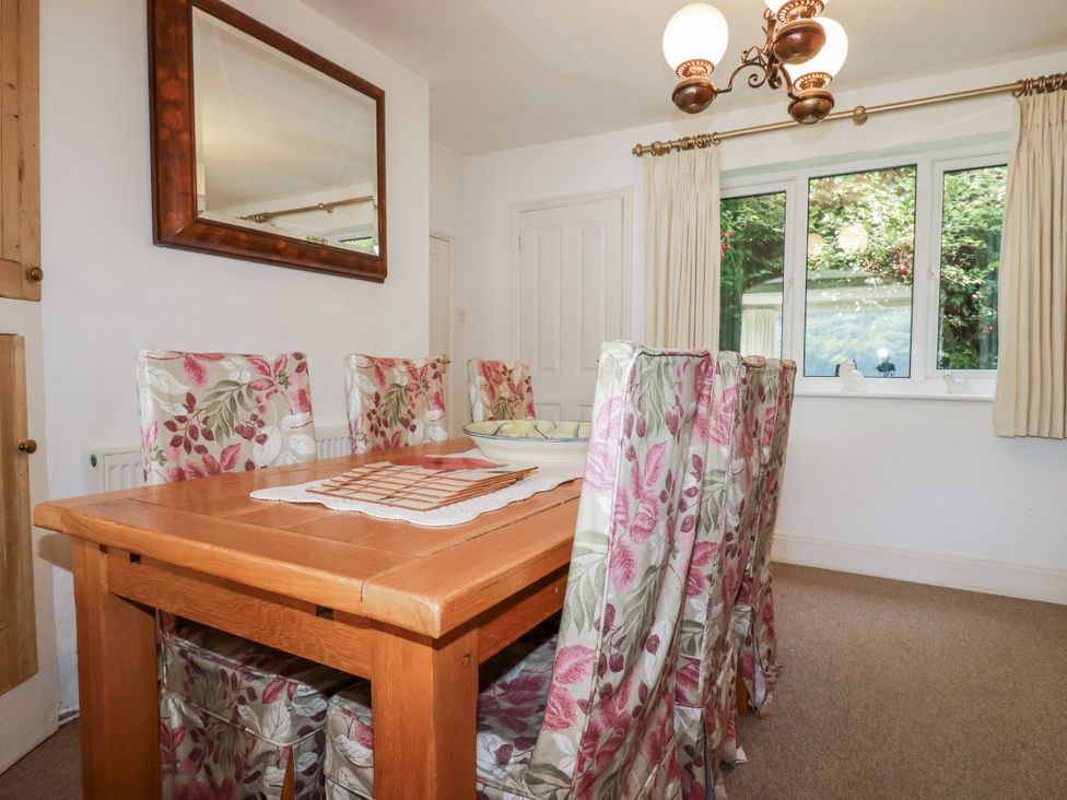 A dining room with a table and chairs at Kiln Cottage in Golant near Tywardreath
