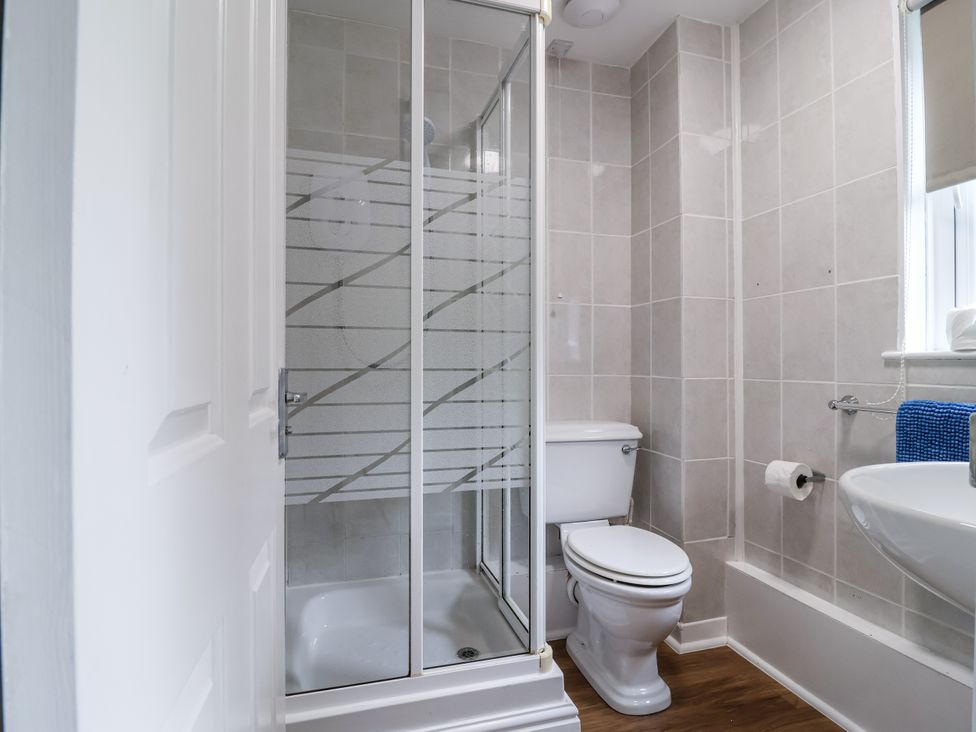 A bathroom featuring a shower, toilet, and sink at Valley Lodge 20 Callington