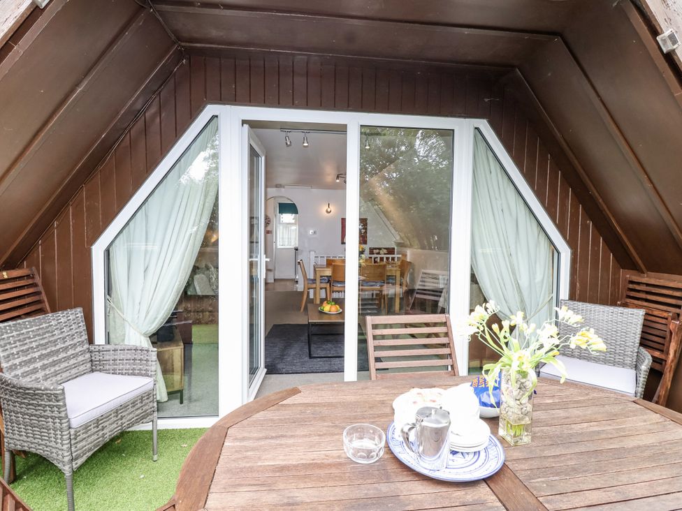 A dining room with a view of outdoor seating at Valley Lodge 20 Callington