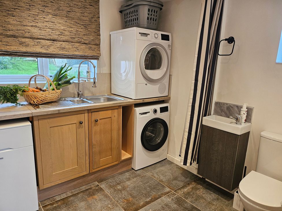 A laundry room with a washing machine and dryer at Rockhurst Farm in Matlock