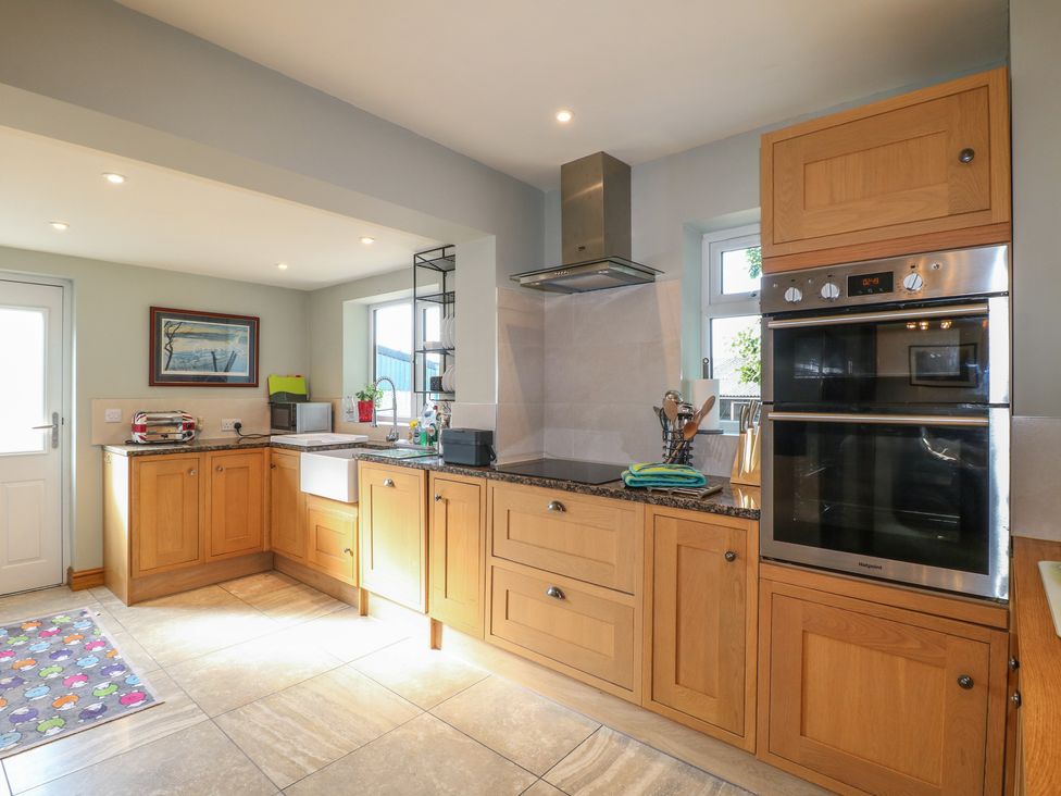 A kitchen with cabinets and appliances at Rockhurst Farm near Winster