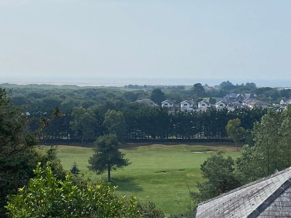 A view of a golf course and houses at Hafod Y Graig in Morfa Bychan