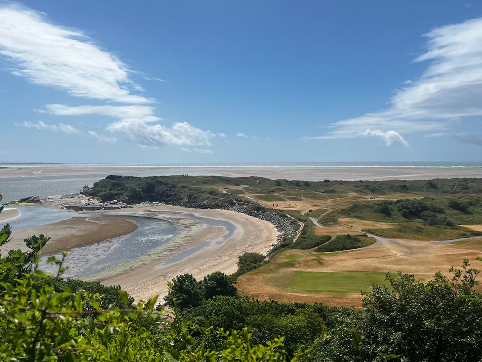 A beach with a river and greenery at Hafod Y Graig in Morfa Bychan