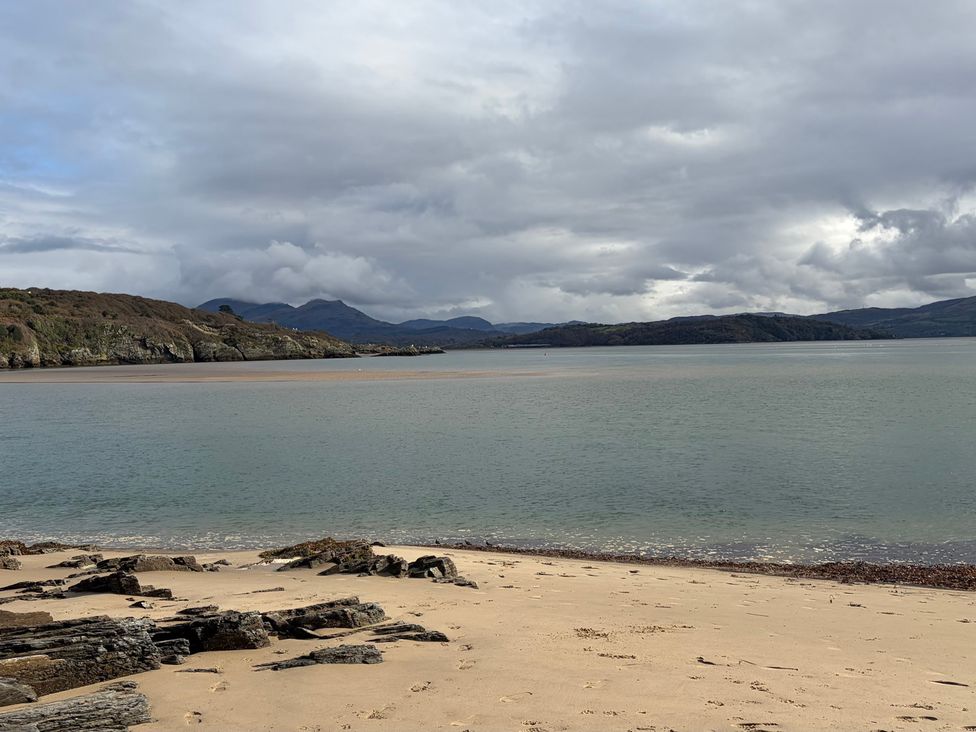 A beach with rocks and water at Hafod Y Graig Morfa Bychan