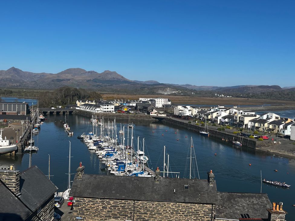 A view of a marina with boats and houses at Hafod Y Graig Morfa Bychan