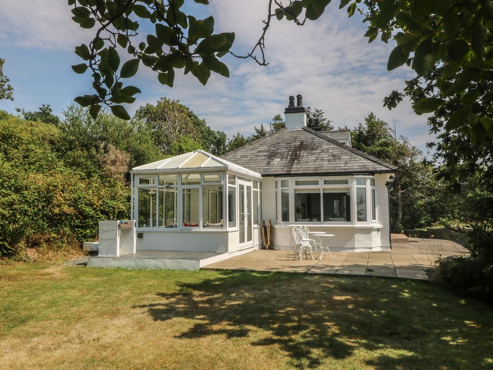 A house with a conservatory and garden at Seaview Hafod Y Graig in Morfa Bychan