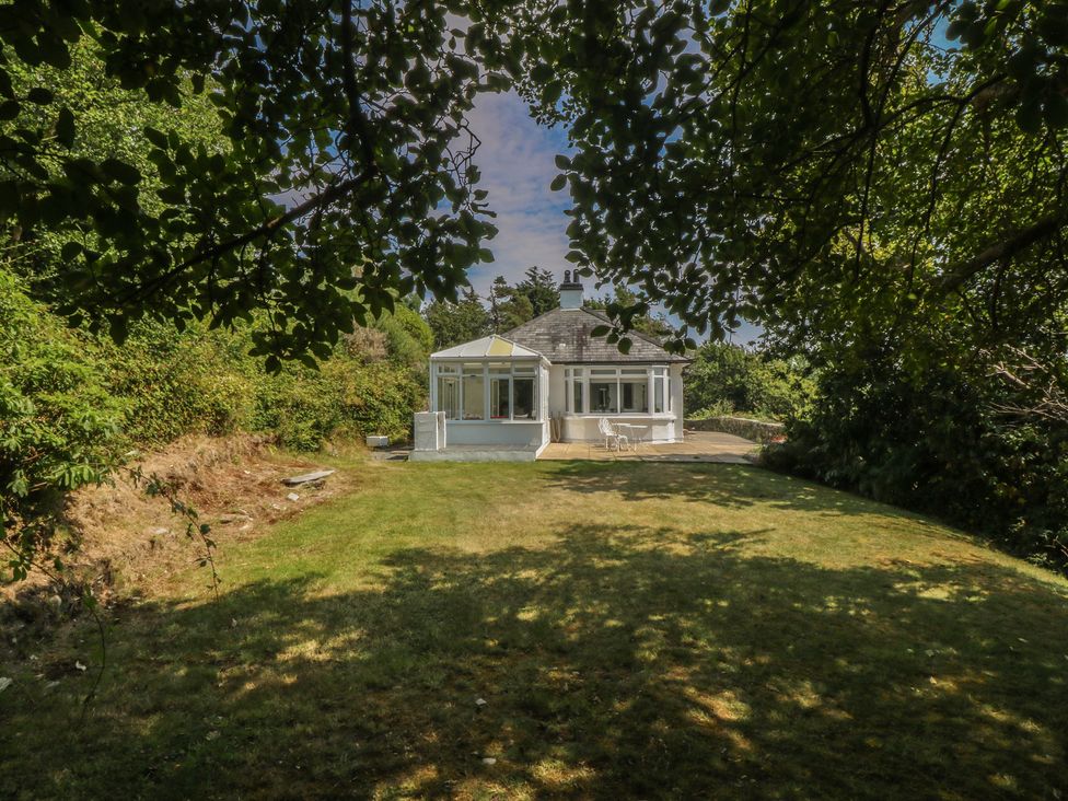 A house with a garden and conservatory at Seaview Hafod Y Graig in Morfa Bychan