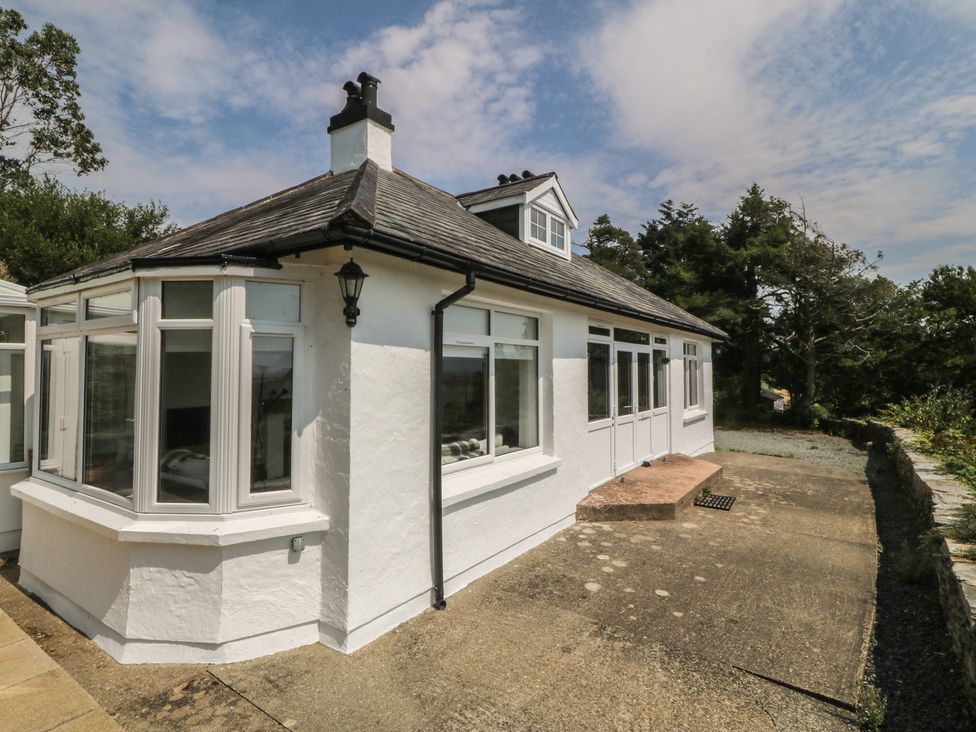 An exterior view of a cottage with windows and a roof at Seaview Hafod Y Graig, Morfa Bychan