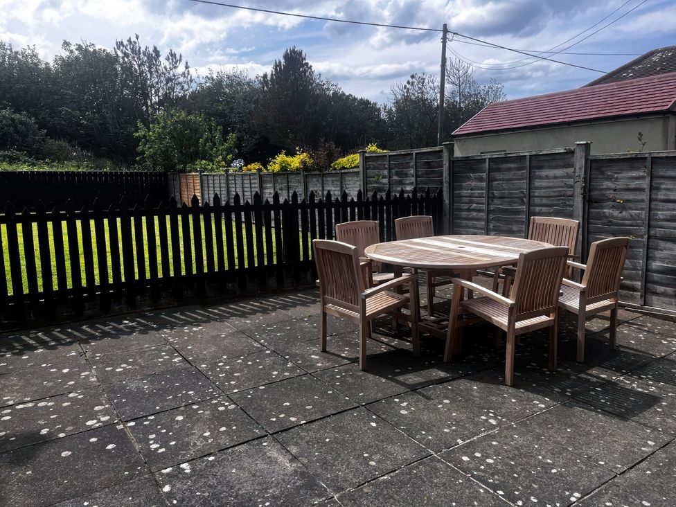 A garden with a table and chairs at Glen Avon in Seahouses