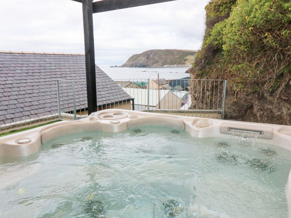 A hot tub with a view of the sea at The Old Kipper Hoose in Banff