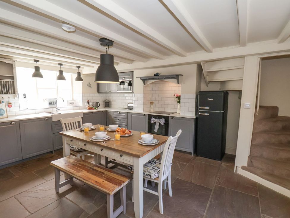 A kitchen with a dining table and chairs at Greenfingers in Whitby
