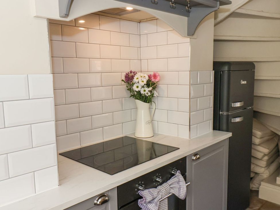 A kitchen with a stove and a refrigerator at Greenfingers in Whitby