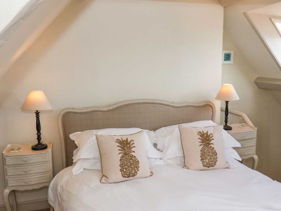 A bedroom with a bed and lamps at Greenfingers in Whitby